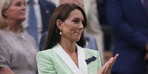 Η Κέιτ Μίντλετον σε αγώνα τένις με πράσινο σακάκι χειροκροτά