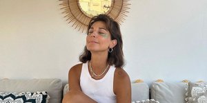 η Κατερίνα Παπουτσακη με λευκό τοπ 