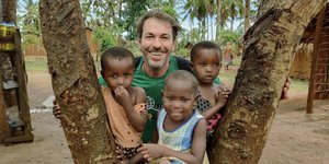 κατσαντωνης με παιδιακια σε κορμό 