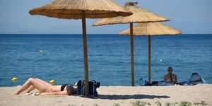 Κόσμος στην παραλία για να δροσιστεί από τον καύσωνα στην Ελλάδα