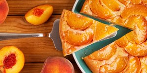 Λαχταριστό κέικ ψυγείο με ροδάκινα, Φωτογραφία: Shutterstock