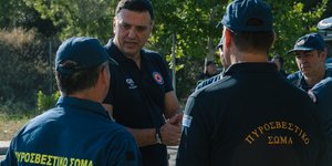 Επίσκεψη στη διοίκηση Πυροσβεστικών Υπηρεσιών Ανατολικής Αττικής πραγματοποίησε σήμερα το πρωί ο υπουργός Κλιματικής Κρίσης και Πολιτικής Προστασίας, Βασίλης Κικίλιας