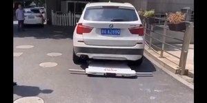 Ρομπότ απομακρύνει παράνομα παρκαρισμένο αυτοκίνητο στην Κίνα