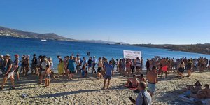 Πολίτες στην Πάρο ζητούν ελεύθερες παραλίες