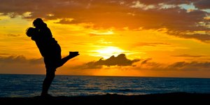 Ζευγάρι με φόντο το ηλιοβασίλεμα