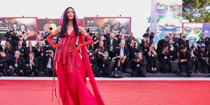 Η Mariacarla Boscono με κόκκινο φόρεμα στο Φεστιβάλ Κινηματογράφου Βενετίας 