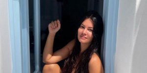 Η Μαρία Κορινθίου ποζάρει πλάτη στο φακό με μαύρο της μπικίνι, Φωτογραφία: Instagram