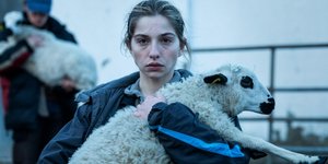 κοριτσι με αρνι 