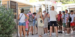 Κόσμος μαζεμένος στην είσοδο της Ακρόπολης