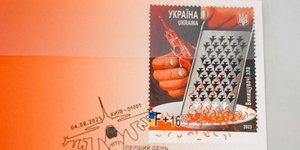 Το Κρεμλίνο γίνεται κομματάκια σε τρίφτη, στο νέο γραμματόσημο των ταχυδρομείων της Ουκρανίας