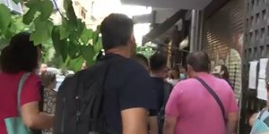 Μεγάλες ουρές έξω από το Κτηματολόγιο Αθηνών