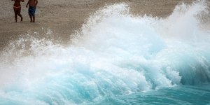 Λευκάδα: Σέρβος τουρίστας θέλησε να «παίξει» με τα κύματα και κατέληξε στο χειρουργείο