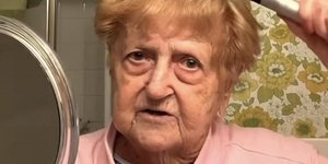 Lillian Droniak: Η 93χρονη γιαγιά που έχει γίνει viral στο TikTok