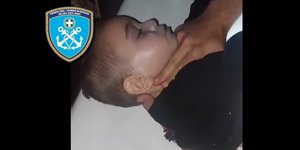 Η στιγμή που λιμενικοί κάνουν ΚΑΡΠΑ στο βρέφος