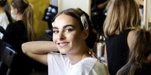 Γυναίκα με λευκό τοπ