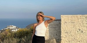 γυναίκα με τοπ και μπλούζα