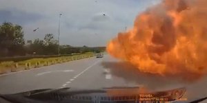 Η στιγμή που αεροσκάφος συντρίβεται σε αυτοκινητόδρομο και σκοτώνει 10 ανθρώπους στη Μαλαισία