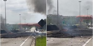 Διάσπαρατα συντρίμμια από το αεροσκάφος που συνετρίβη σε αυτοκινητόδρομο στη Μαλαισία