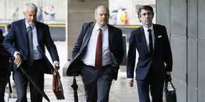 O Μαρκ Τζόνσον περπατά με δύο άνδρες