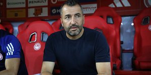 Ο τεχνικός του Ολυμπιακού, Μαρτίνεθ, στο ματς με τη Γκένκ