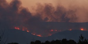 Μαυρος καπνός από τη φωτιά στην Καβάλα