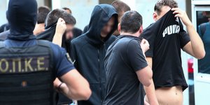 Φωτογραφία από τη μεταγωγή Κροατών στον ανακριτή 