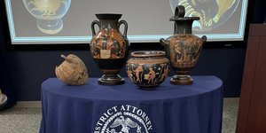 αγγεια πανω σε τραπεζι