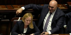 Η Τζόρτζια Μελόνi και ο υπ. Άμυνας της Ιταλίας, Γκουίντο Γκροζέτο
