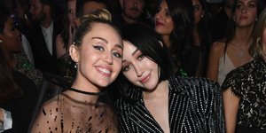 Η Miley Cyrus με την αδερφή της, Noah