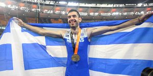 O Μίλτος Τεντόγλου με το χρυσό μετάλλιο του παγκόσμιου πρωταθλητή στο στήθος του