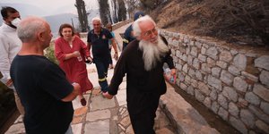 Ο Μητροπολίτης Θηβών-Λιβαδειάς και Αυλίδας Γεώργιος και η Λίνα Μενδώνη στη φωτιά