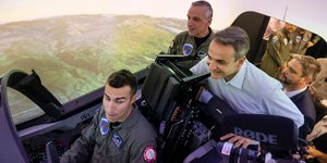 Ο Κυριάκος Μητσοτάκης στην 120 Πτέρυγα Εκπαίδευσης Αέρος στην Καλαμάτα