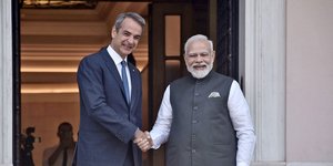 Χειραψία Μόντι και Μητσοτάκη έξω από το Μέγαρο Μαξίμου