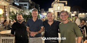 Ο Κυριάκος Μητσοτάκης, ο γιος του, Κωνσταντίνος και ο ιδιοκτήτης του Palazzo Almare, Μάξιμος Πετρόχειλος / Φωτογραφία: Flashnews.gr