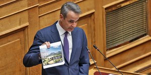 O Κυριάκος Μητσοτάκης στη βουλή με μια φωτό από τη φωτιά στην Πάρνηθα