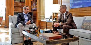 Ο Κυριάκος Μητσοτάκης σε παλαιότερη συνάντηση με τον πρόεδρο της UEFA, Αλεξάντερ Τσέφεριν