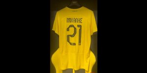 Η φανέλα της ΑΕΚ με το όνομα του Μιχάλη