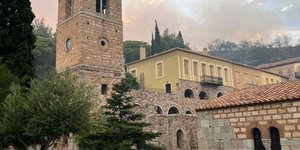 Πυρκαγιά στον Περιβάλλοντα Χώρο και εντός της Ιεράς Μονής Οσίου Λουκά