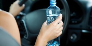 μπουκάλι νερού στο αυτοκίνητο