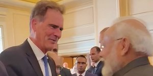 Ο Ινδός πρωθυπουργός Ναρέντρα Μόντι με τον Νίκο Παπανδρέου