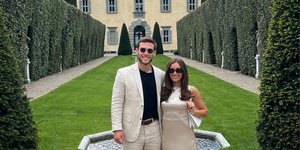 Η Liz Inglisa με τον αρραβωνιαστικό της μπροστά από τη Villa Balbianο