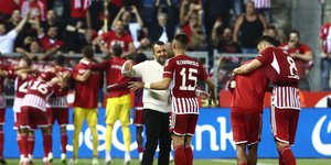 Πανηγυρισμοί μετά τη νίκη πρόκριση του Ολυμπιακού επί της Γκενκ