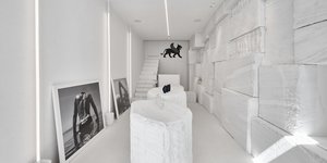 Μπουτίκ μαρμάρινη Μύκονος Nikos Sculpture