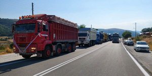 Κομβόι νταλίκες πάνε σε γάμο 