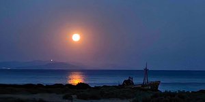 Η πανσέληνος του Αυγούστου πάνω από το ναυάγιο του Γυθείου