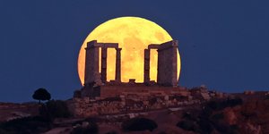 Η πανσέληνος σαν γυάλα καλύπτει τον Ναό στο Σούνιο