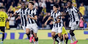 Οι παίκτες του ΠΑΟΚ πανηγυρίζουν ένα από τα γκολ κόντρα στην Μπεϊτάρ