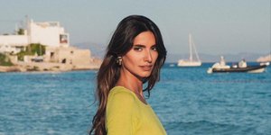 H Ηλιάνα Παπαγεωργίου με λινό σετ και στράπλες μπικίνι 