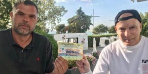 Ο Δημήτρης Παπανικολάου και ο Νίκος Γκάλης με το εισιτήριο από τον τελικό του Eurobasket 1987