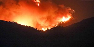 Στους πρόποδες της Πάρνηθας η φωτιά